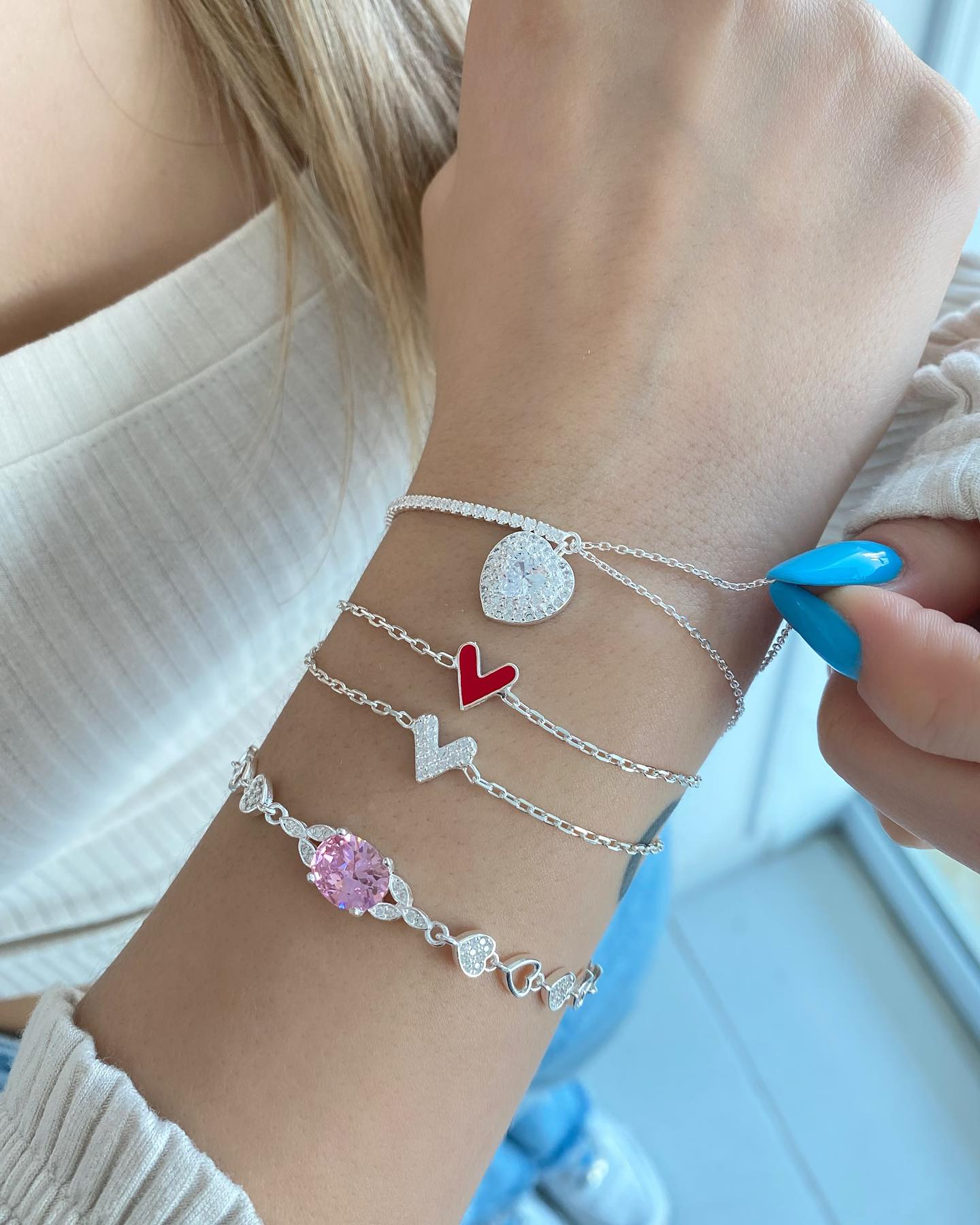 Saiba como usar diversas pulseiras femininas