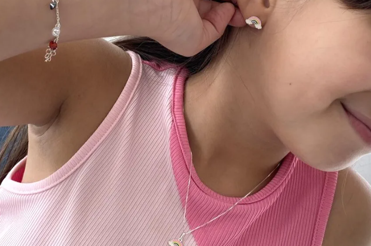 Pesquisando por acessórios infantis? Veja os melhores modelos de brincos e colares!