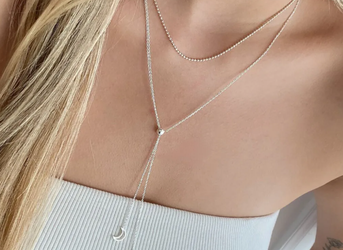 Quais são os colares gravatinha que estão na moda?