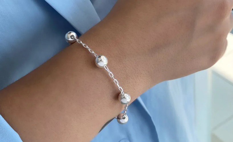 Como usar pulseiras de bolas para criar looks sofisticados?
