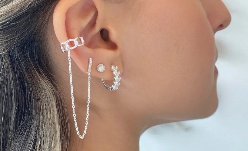 Como combinar brincos com piercing de pressão para um look moderno?