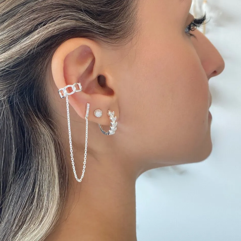 Como combinar brincos com piercing de pressão para um look moderno?