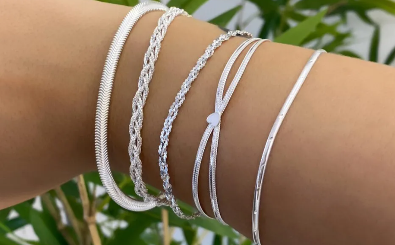 O que torna as pulseiras trançadas de prata tão versáteis?