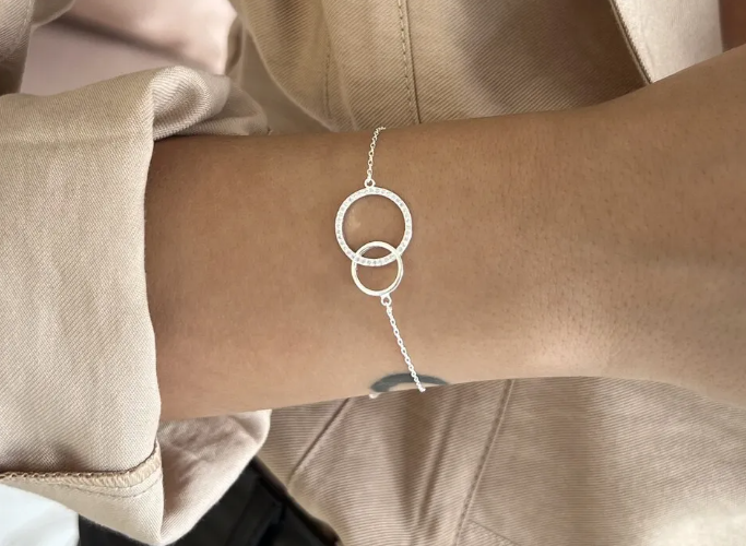 Quais pulseiras femininas de prata combinam com todos os estilos?