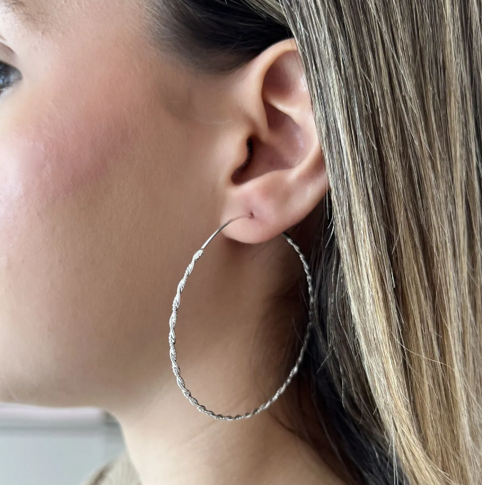 Por que as argolas de prata nunca saem de moda?