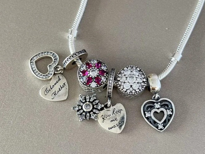 Por que os berloques de coração são clássicos para pulseiras?
