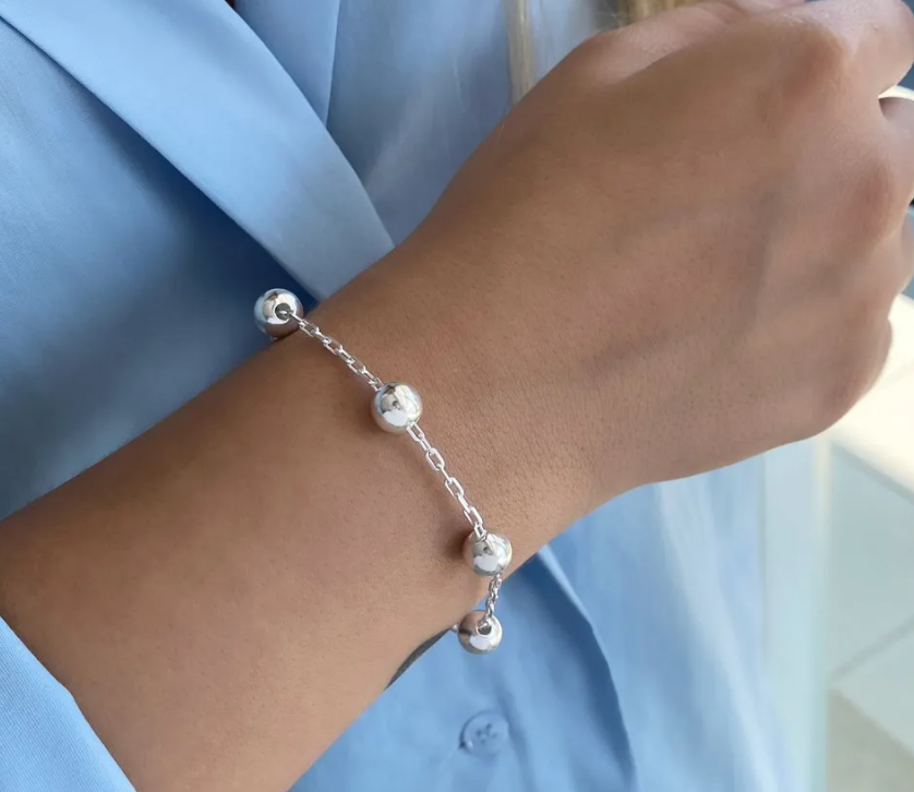 Qual o melhor estilo de pulseira de bolas em prata para o seu look?