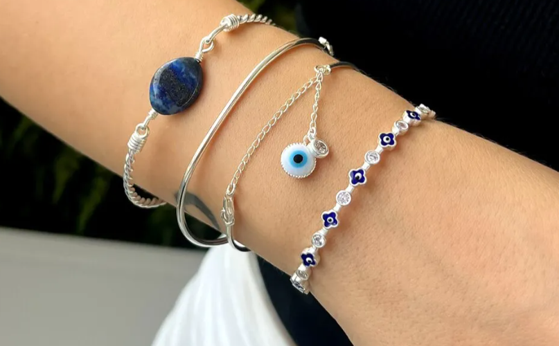 Qual bracelete de prata com pedras combina melhor com ocasiões formais?