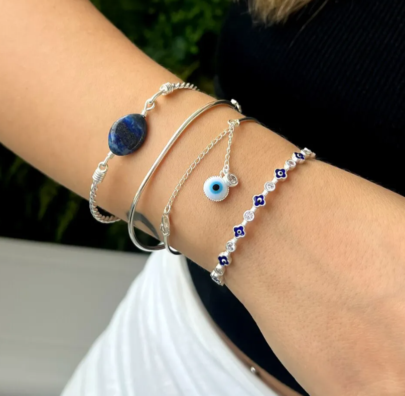 Qual bracelete de prata com pedras combina melhor com ocasiões formais?