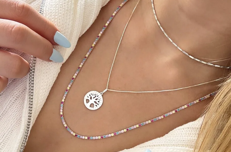 Como identificar um colar riviera colorido de prata de qualidade?