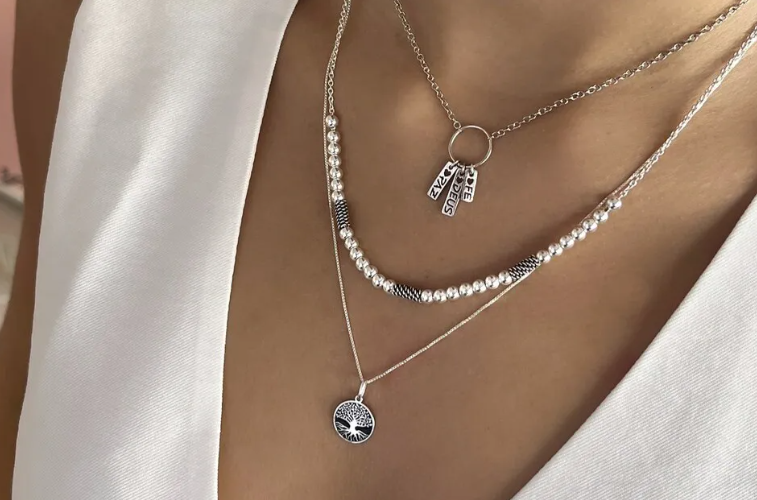 Como escolher a corrente de prata com pingente ideal para festas noturnas?