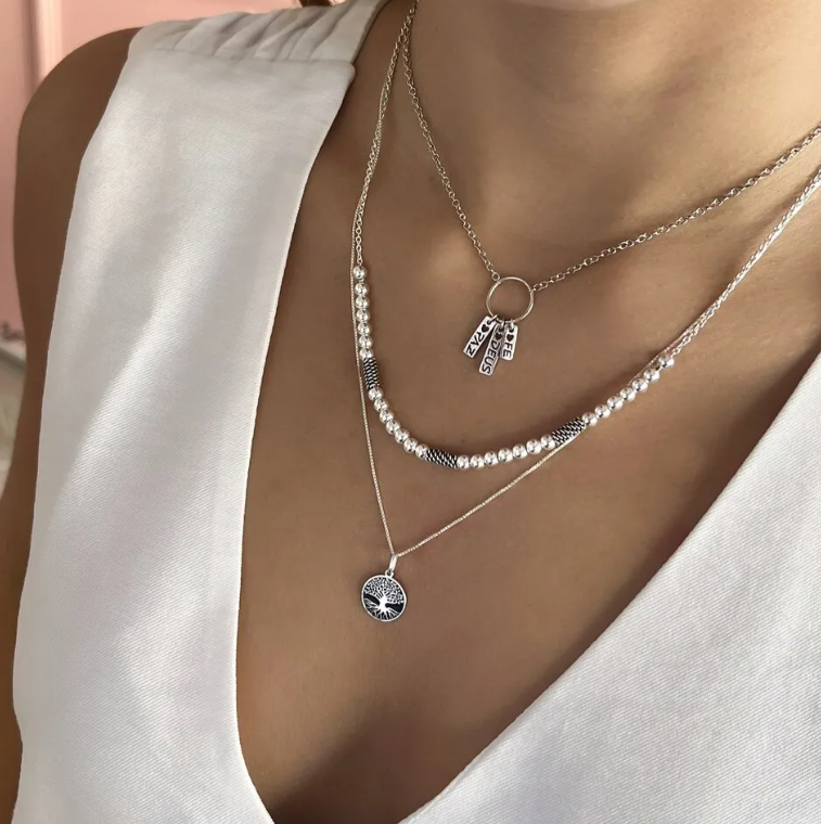 Como escolher a corrente de prata com pingente ideal para festas noturnas?