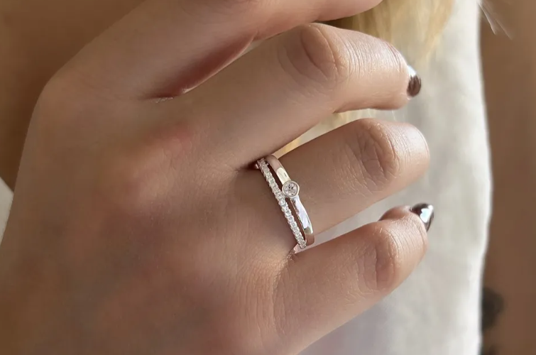 Como escolher o anel de prata feminino para jantares sofisticados?