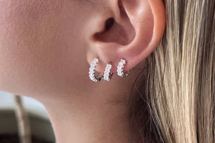 Como o kit brinco argola 3 furos prata pode facilitar combinações?