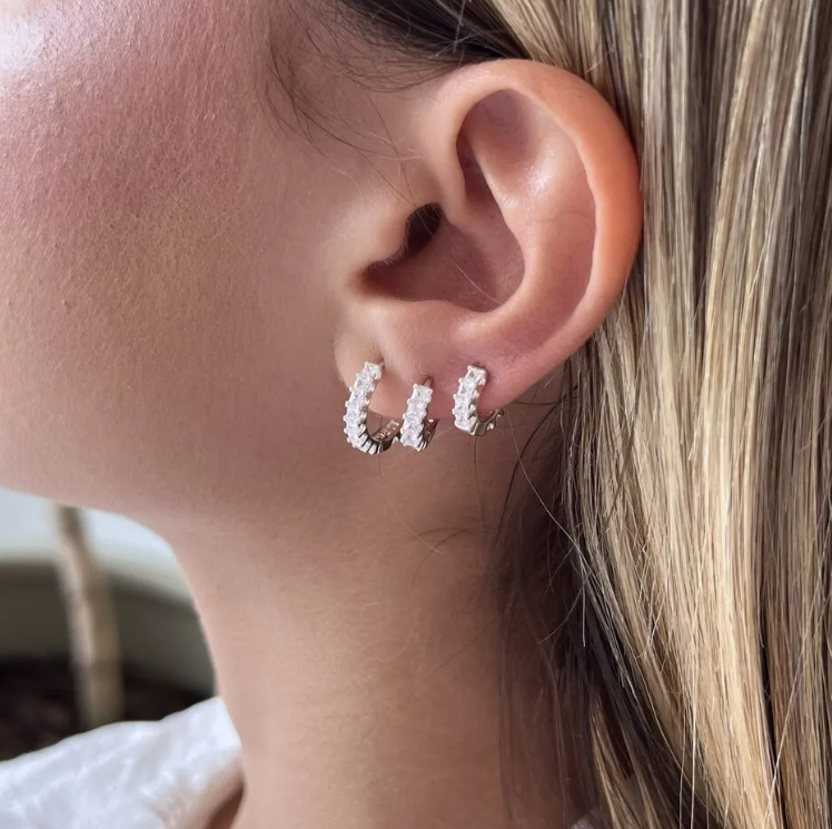 Como o kit brinco argola 3 furos prata pode facilitar combinações?