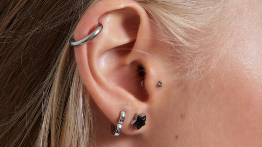 Em quais furos da orelha o piercing de prata helix é mais usado?