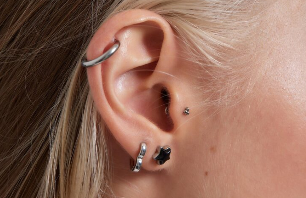 Em quais furos da orelha o piercing de prata helix é mais usado?