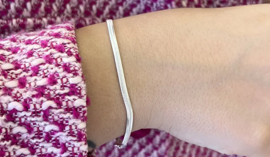 Por que a pulseira lisa de prata é uma peça coringa?