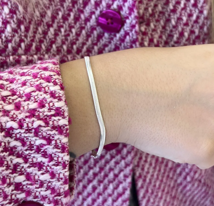 Por que a pulseira lisa de prata é uma peça coringa?