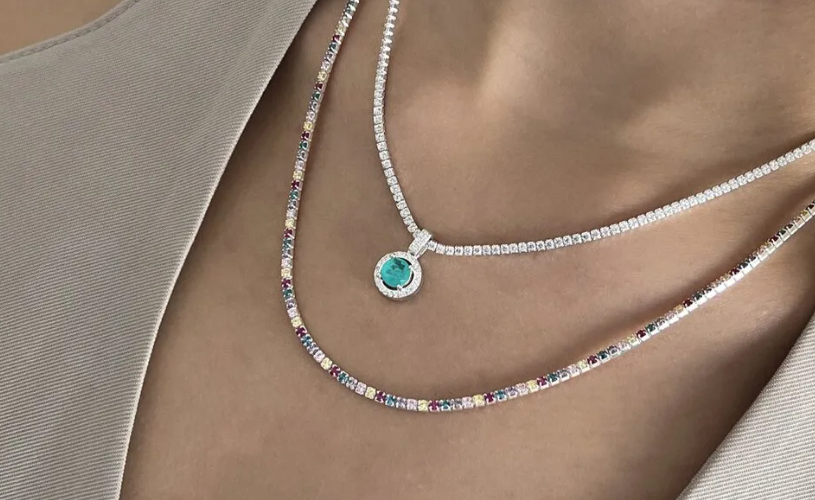 O colar riviera colorido combina com looks formais ou também com os casuais?