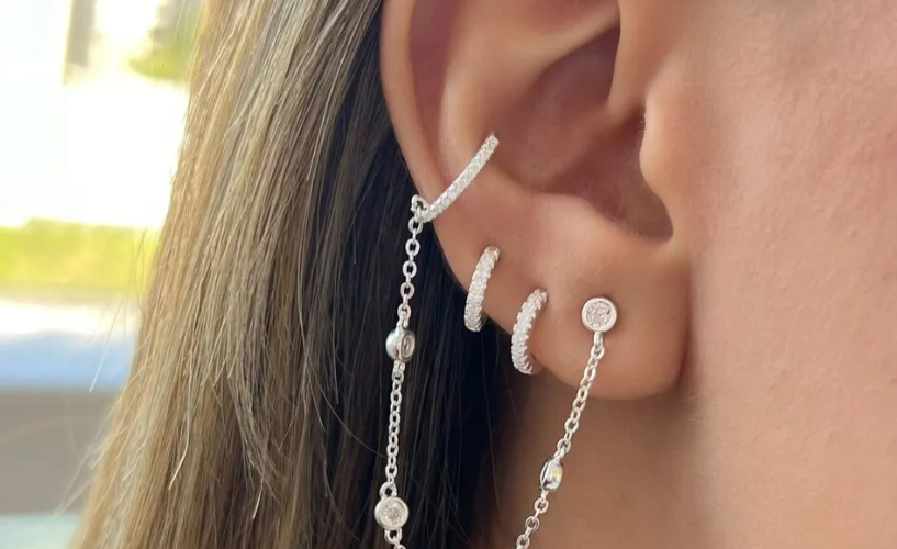 Como combinar brinco com corrente e piercing para criar estilo moderno?