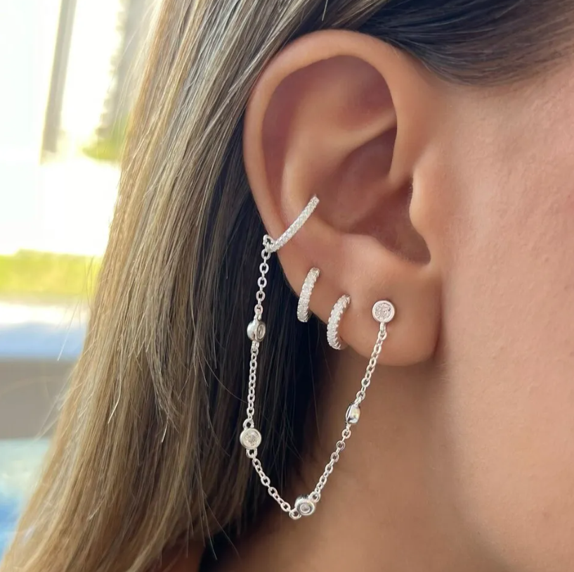 Como combinar brinco com corrente e piercing para criar estilo moderno?