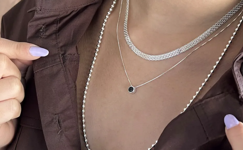 Como usar um colar ponto de luz para destacar o decote?