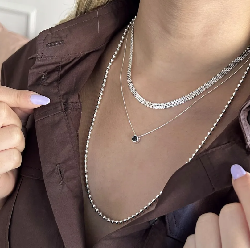 Como usar um colar ponto de luz para destacar o decote?