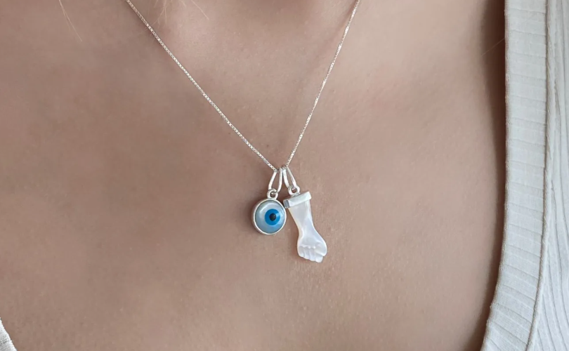 Quais são os significados atribuídos à corrente de olho grego em prata?