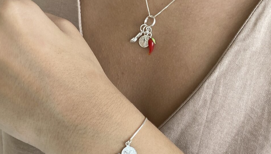 Por que o colar patuá prata é tão associado à proteção?