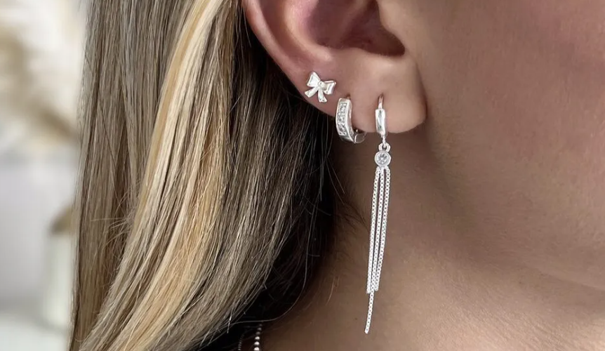 Qual brinco argola prata com pingente mais valoriza o rosto?