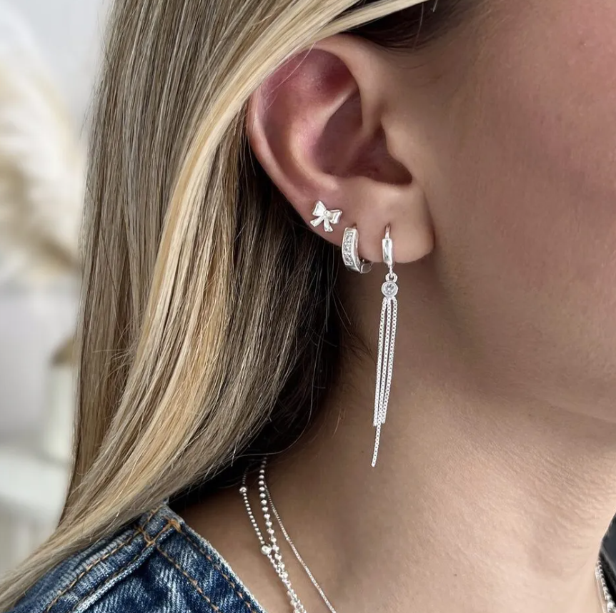 Qual brinco argola prata com pingente mais valoriza o rosto?