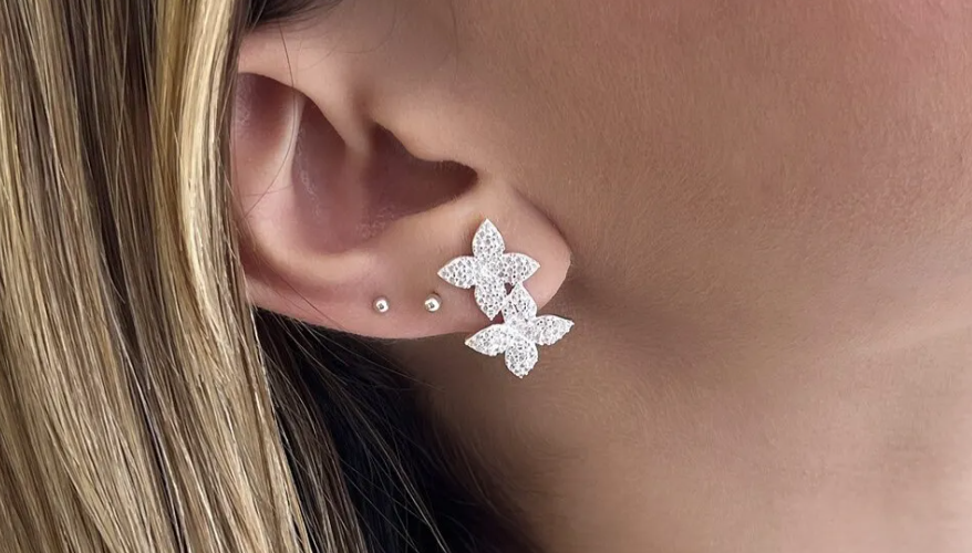 Como escolher brincos femininos de prata para um jantar especial?