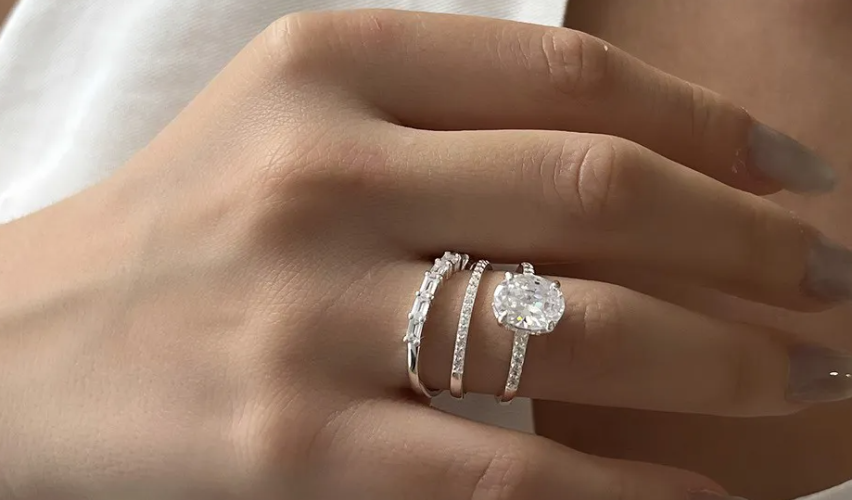 Qual anel de prata feminino usar em jantares de trabalho?