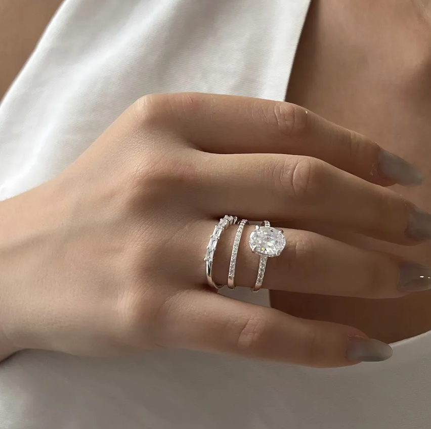 Qual anel de prata feminino usar em jantares de trabalho?