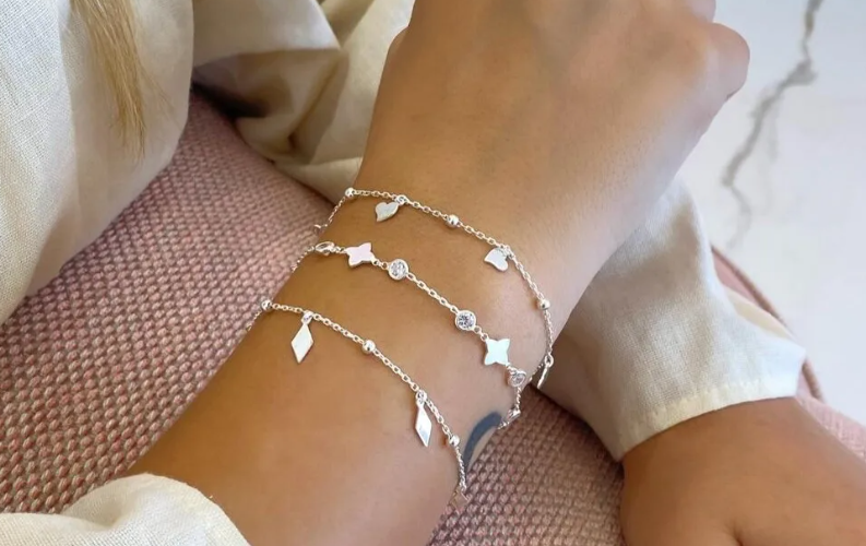 Qual pulseira feminina escolher para um jantar com amigos?