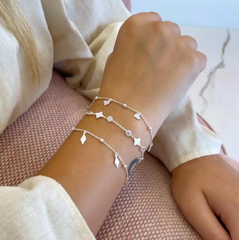 Qual pulseira feminina escolher para um jantar com amigos?