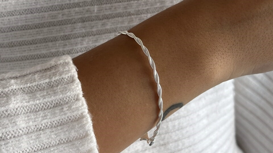 Qual pulseira de prata usar em jantares ou encontros especiais?